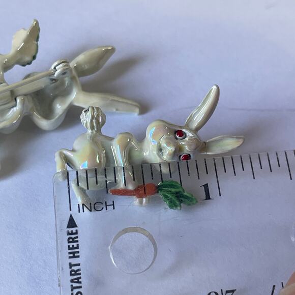 Vintage 2 white iridescent enamel Easter bunny rabbit holding carrot brooch Pin - Picture 4 of 9